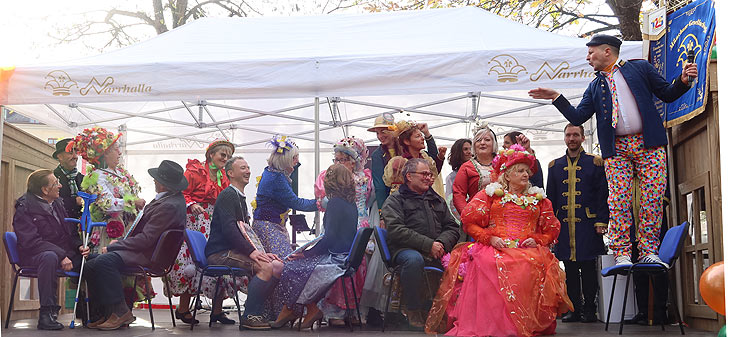 Die Marktweiber führten wieder die "Linie 8" beim Faschingsauftakt am 11.11.2022 auf dem Viktualienmarkt vor (©Foto: Martin Schmitz)